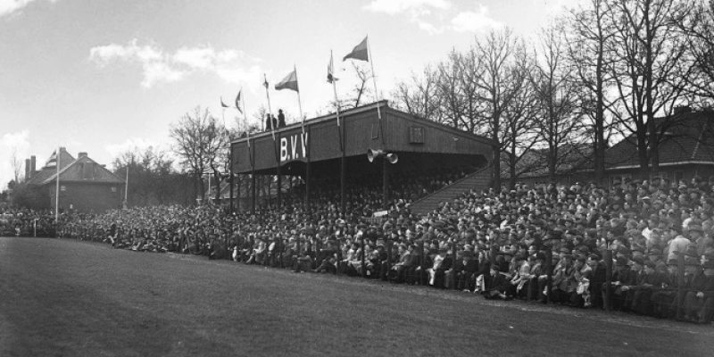 Het toenmalige Sportpark Heidelust in Vught aan de Kampdijklaan vlakbij Fort Isabella in, vermoedelijk, 1948 tijdens het enige landskampioenschap seizoen van de Bossche Voetbal Vereniging (BVV). In 1952 verhuisde BVV naar het nieuwe Sportpark De Vliert in Den Bosch waar de successen uit de jaren ’40 nooit meer werden herhaald.