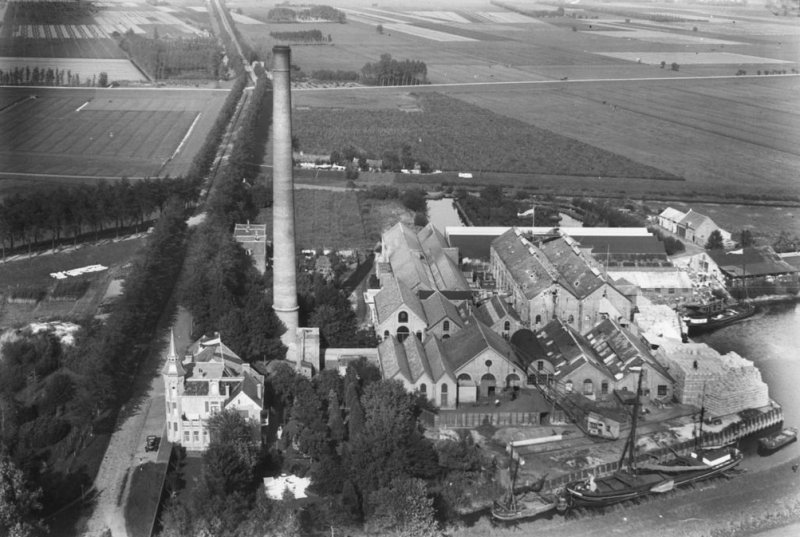 Papierfabriek Maasmond in Keizersveer (bron: Wikimedia Commons; CC BY-SA 3.0)