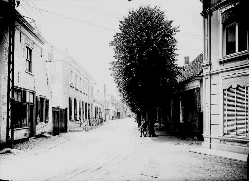 Dorp 124 B, tegenwoordig Raadhuisstraat 79. Foto van glasnegatief Regionaal archief Tilburg, fotonummer 095044