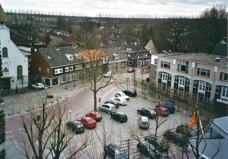 2001 Dorpsplein met rechts het zorgcentrum St. Antonius Abt (foto: © Johan van der Made)