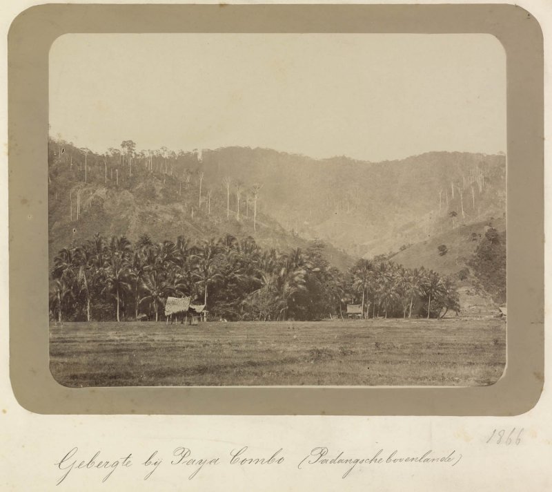 Foto uit 1866, archief Het geheugen Koninklijke Bibliotheek. Gebergte bij Paija Combo op Sumatra, het Padangsche bovenland. 