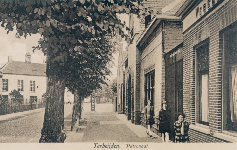 Foto 1925 uit archief Heemkundekring De Vlasselt. Rechts eerst café De Harmonie en daarna het toenmalige patronaatsgebouw.