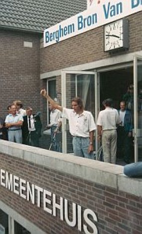 Theunisse tijdens de huldiging in 1989 op het bordes van het gemeentehuis