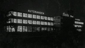 De BATA-fabrieken bij avond. Foto: RHCe, 0188617