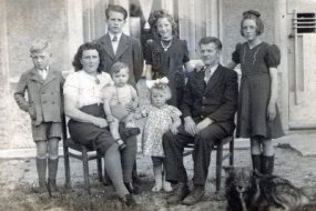 gezin Dapperen, Willy en Maria (achterste twee), Toon, ma Dina, Kees op schoot, Riek, pa, Corlenis en Toos