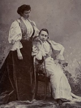 Portret van Cécile de Jong van Beek en Donk en haar zuster Elisabeth (staand)