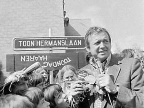 Haaren 1973, Toon hermans onthult zijn straatnaam (Foto: Nationaal Archief)