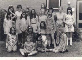 Foto van de groep 'De Klimtoren.' Zie voor alle namen de afbeelding in het verhaal. Genomen in de periode 1966-1972.