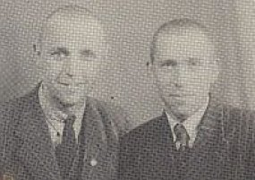 Coos Schraven en Marinus van de Weem, kaalegschoren, maar weer in pak, 1943