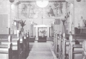 Interieur van het noodkerkje