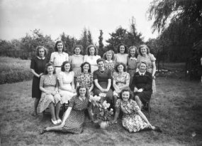 Oss, Afzwaaien van de Huishoudschool, 1946. Klik voor een groter beeld.