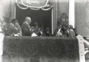 Burgemeester Caners op het bordes van het gemeentehuis bij zijn 25-jarig jubileum, 28 september 1931