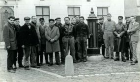Gemeentewerkers bij de pomp van Ravenstein. Klik voor een groter beeld.