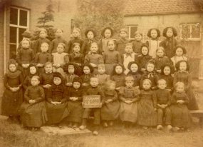 sint-michielsgestel, meisjesschool 1902.jpg