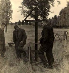 Frits Janssens plaatst samen met Cees Habraken en zijn zoon Toontje in 1937 het kruisbeeld op de Halse