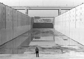 Een van de enorme sluiskolken in aanbouw, 1967