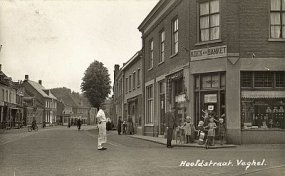 Veghel, Hoofdstraat 1937. Klik voor een groter beeld.