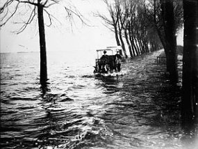 overstroming Pettelaarseweg c.1930 (Collectie Stadsarchief 's-Hertogenbosch, 0000406)