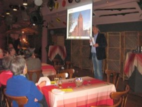 René Bastiaanse presenteert de lokale geschiedenisboekjes van Uden