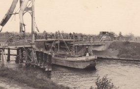 Duitse pioniers herstellen een brug middels een gevorderde schuit.