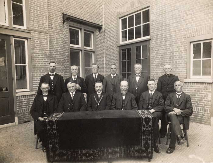 College van burgemeester en Wethouders en gemeenteraad van Schijndel, 1923 (coll. BHIC, fotonr. Fotosc.1273)