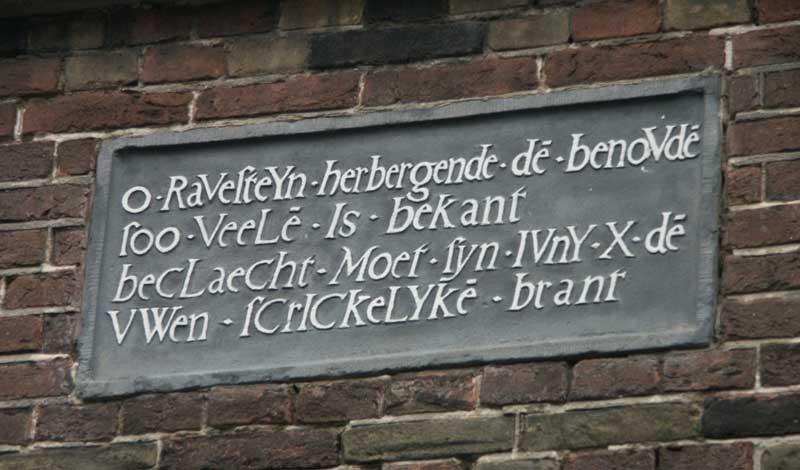 Chronogram in de gevelsteen aan de Nieuwstraat 8 in Ravenstein (foto: BHIC / Henk Buijks, 2005)