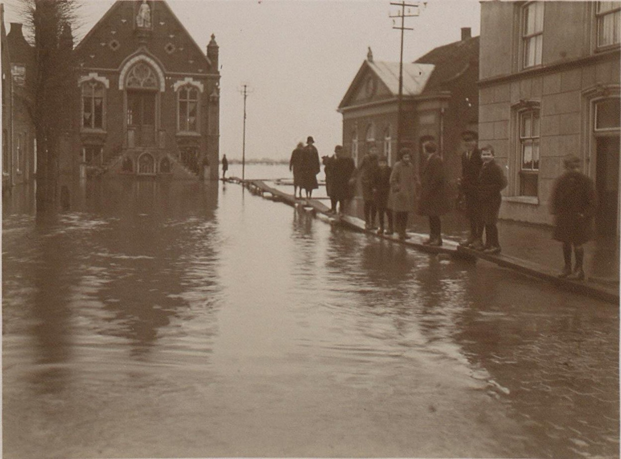 Het overstroomde plein voor het raadhuis in de Maasstraat, Cuijk 2 januari 1926  