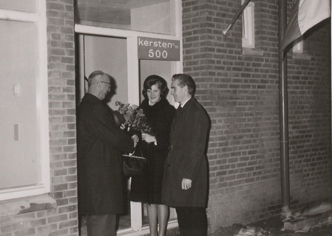 De heer Gerritse opent de 500e Cuijkse Kersten-woning, Cuijk 1966 (foto: Fotostudio Jan Waarma, collectie BHIC CUI0494)
