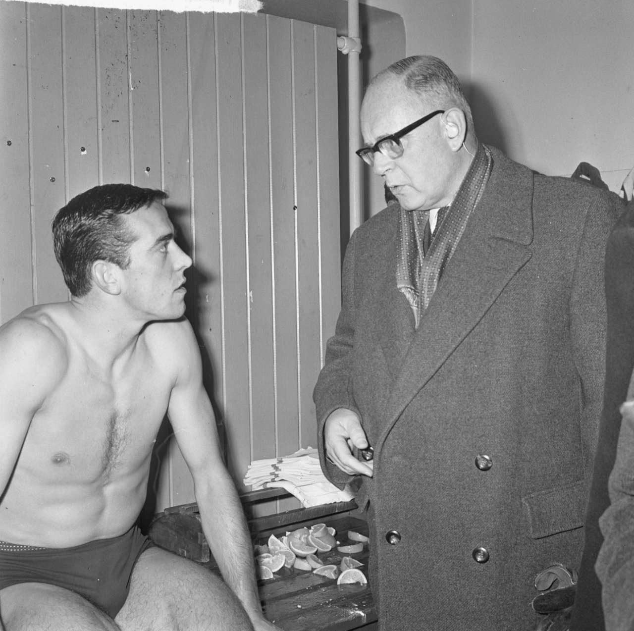 De Nederlandse ambassadeur bezoekt het elftal van DWS in Noorwegen, 1964