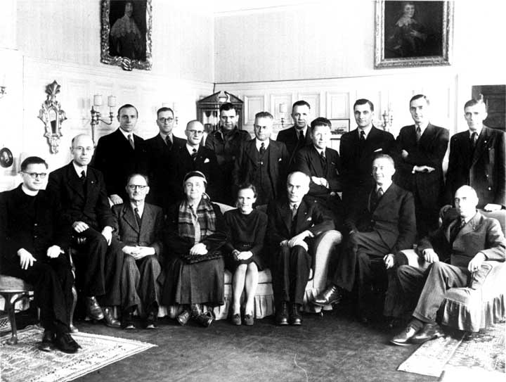 Bezoek van de delegatie uit het bevrijde Zuiden van Nederland aan Koningin Wilhelmina, 4 februari 1945 in Stubbings House te Londen (bron: Beeldbank WO2 – NIOD)