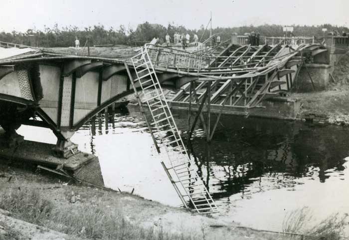 Verwoeste brug over het Wilhelminakanaal te Best, c. 1944-1945 (foto: Bas van Wielink, coll. BHIC nr. 2126-1-004)