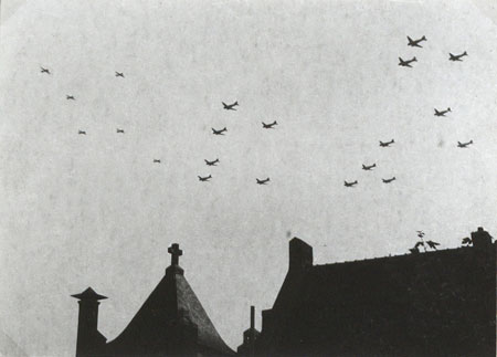Operatie 'Market Garden'. Vliegtuigen van het gealliëerde leger boven Vught, 17 september 1944. De vliegtuigen links keren terug naar hun basis. De kerk op de foto is die van de Onze Lieve Vrouweparochie. (Coll. BHIC, nr. Fotovu.1519)
