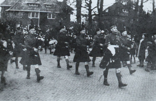 De (Schotse) bevrijders voor het gemeentehuis in Vught, 1944 of 1945. (Bron: coll. BHIC, id.nr. FOTOVU.4315)