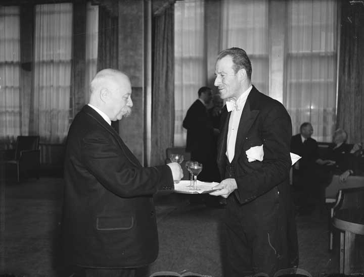 Minister-president Gerbrandy in de Nederlandse club "Oranjehaven" in Londen, 1944 (foto: Anefo, coll. Nationaal Archief) 