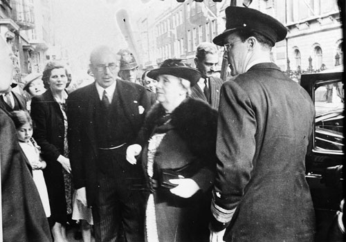 Koningin Wilhelmina en prins Bernhard in Londen tijdens de oorlog (Foto: Rijksdocumentatiedienst, bron: Nationaal Archief, coll. Anefo, nr. 901-0268. CCO 1.0 Universal / Publiek Domein)
