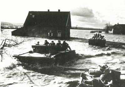 Canadese Neptune amfibievoertuigen (Buffaloes) verplaatsen zich over geïnundeerd gebied bij Nijmegen, februari 1945. (Foto: Fotoafdrukken Koninklijke Landmacht, NIMH fotonr. 2155_500205)