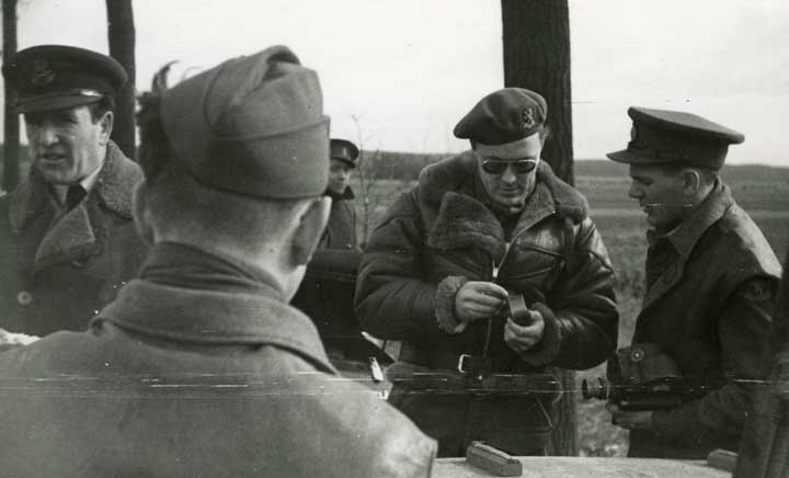 Bezoek van Prins Bernhard aan Heerlen. De Prins onderweg, met militairen van zijn gevolg, 1945 (foto: Achterberg Heerlen; collectie NIMH)