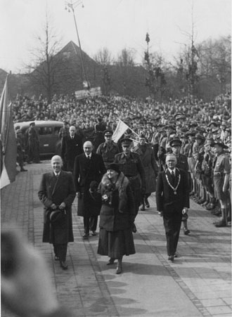 Koningin Wilhelmina bezoekt Eindhoven, 19 maart 1945. Aankomst bij het Van Abbemuseum met links van haar L.J. Beel en rechts burgemeester A. Verdijk. (Foto: A. van Beurden, bron: coll. Regionaal Historisch Centrum Eindhoven, nr. 64938)