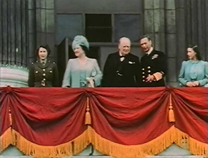 V.l.n.r. Prinses Elizabeth, Koningin Elizabeth, Premier Winston Churchill, Koning George VI en Prinses Margaret op het balkon van Buckingham Palace op 8 mei 1945, Victory in Europe Day (bron: Wikimedia Commons, publiek domein)