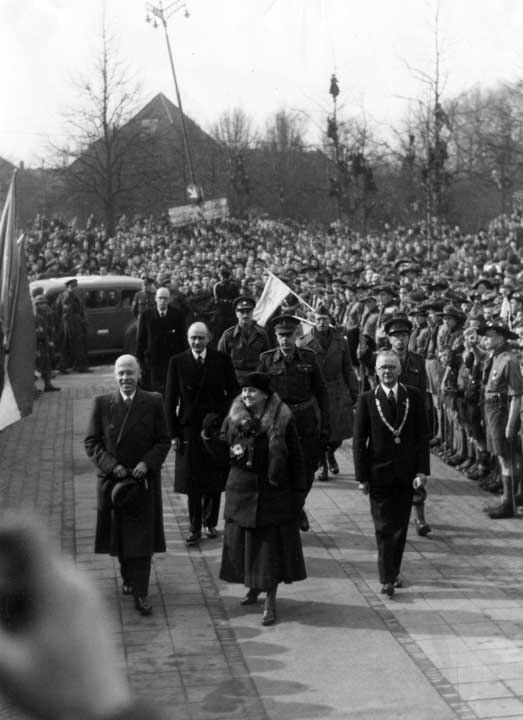 Aankomst Koningin Wilhelmina bij het Van Abbemuseum in Eindhoven, met links van haar L.J. Beel en rechts burgemeester A. Verdijk, 19 maart 1945 (foto: A. van Beurden; collectie RHC Eindhoven)