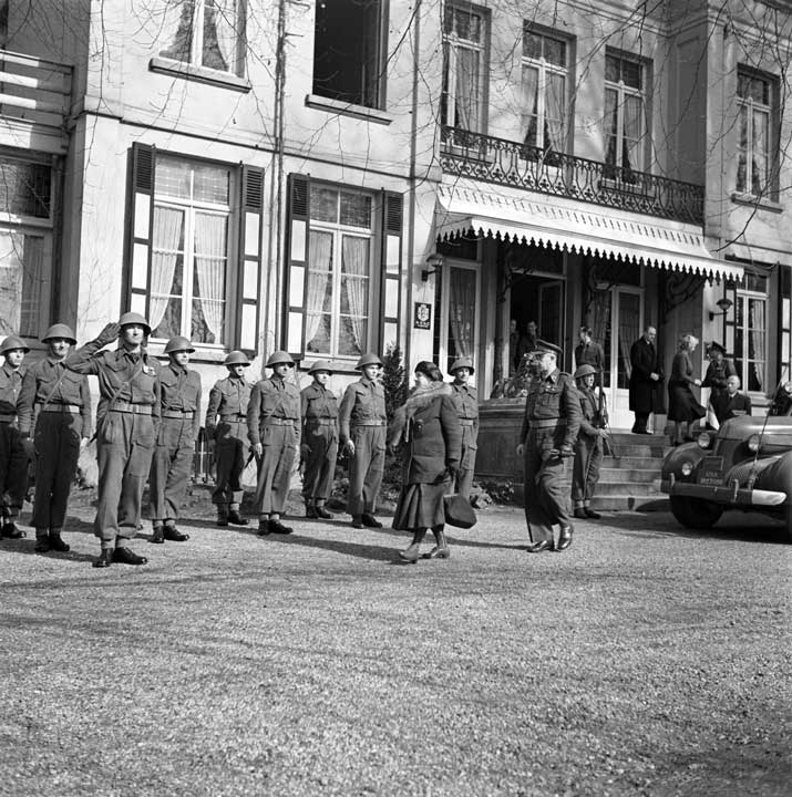 Koningin Wilhelmiina inspecteert de erewacht bij Anneville in Ulvenhout, maart 1945 (foto: Willem van de Pol / Anefo. Bron: Nationaal Archief)