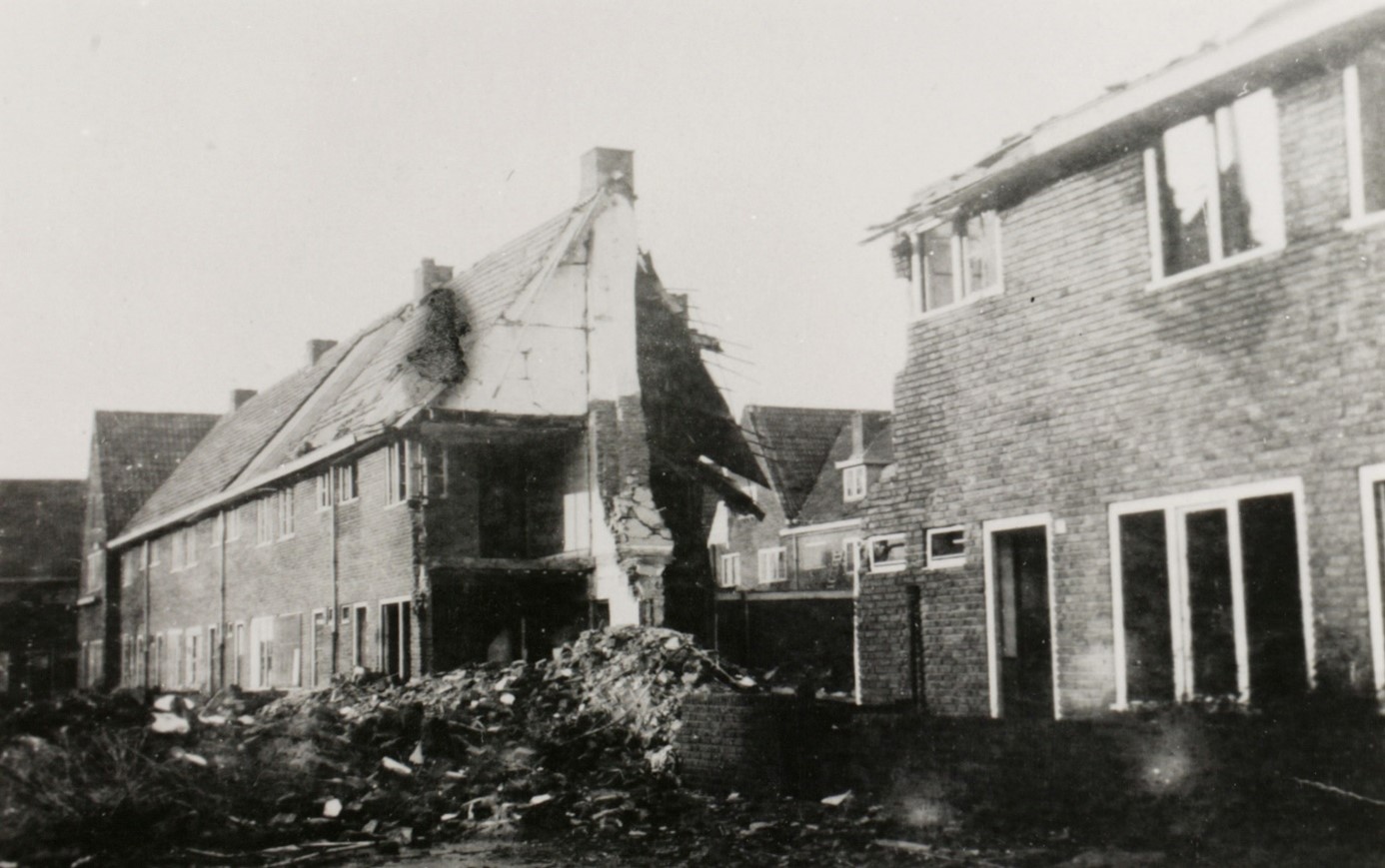 Verwoesting Abeelenstraat 3-15 (foto: mej. Horsten. Bron: Erfgoed ’s-Hertogenbosch nr. 0018028)