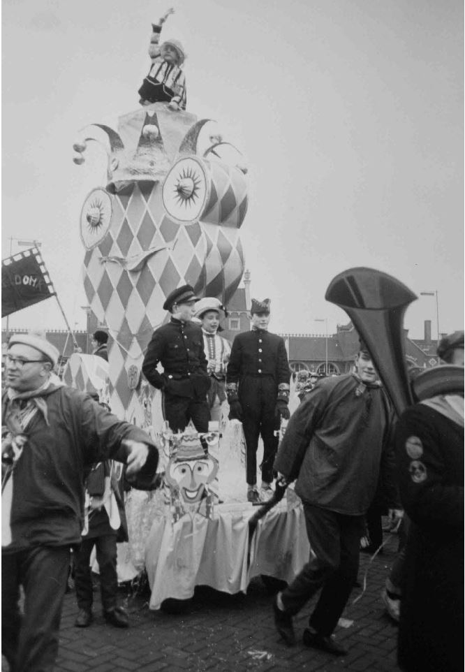 Prinsenwagen in de kinderoptocht tijdens carnaval 1965 (foto: Fotopersbureau Het Zuiden. Bron: Erfgoed 's-Hertogenbosch, fotonummer 0023567; CC0)