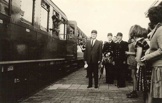 Duits lijntje, vertrek voor een schoolreisje (?), Mill begin jaren '50 (foto: collectie BHIC DCMIL-000016) 