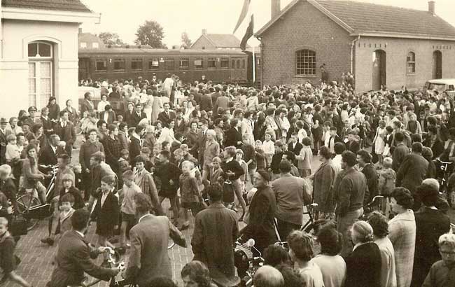 Duits lijntje, thuiskomst van een schoolreisje (?), Mill begin jaren '50 (foto: collectie BHIC DCMIL-000017)
