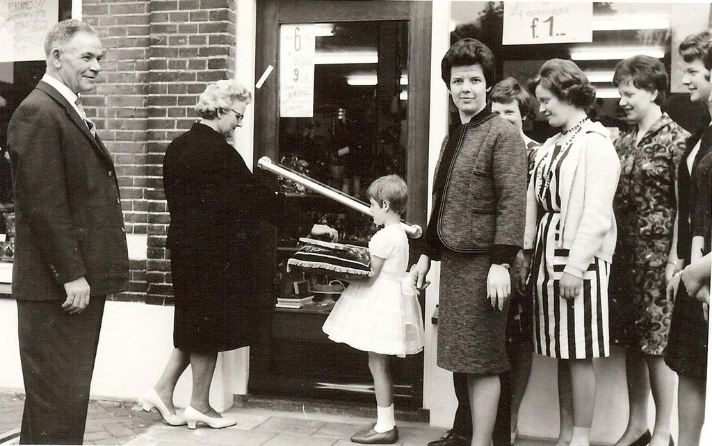  Opening van de winkel van Frans Arts, 1963 ( DCMIL-000033)