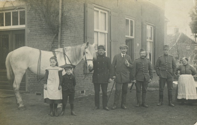 De Werken en Sleeuwijk, Groepsfoto, gemaakt tijdens de Eerste Wereldoorlog te Sleeuwijk. Vierde van rechts is Arie Ottevanger, ca. 1916 