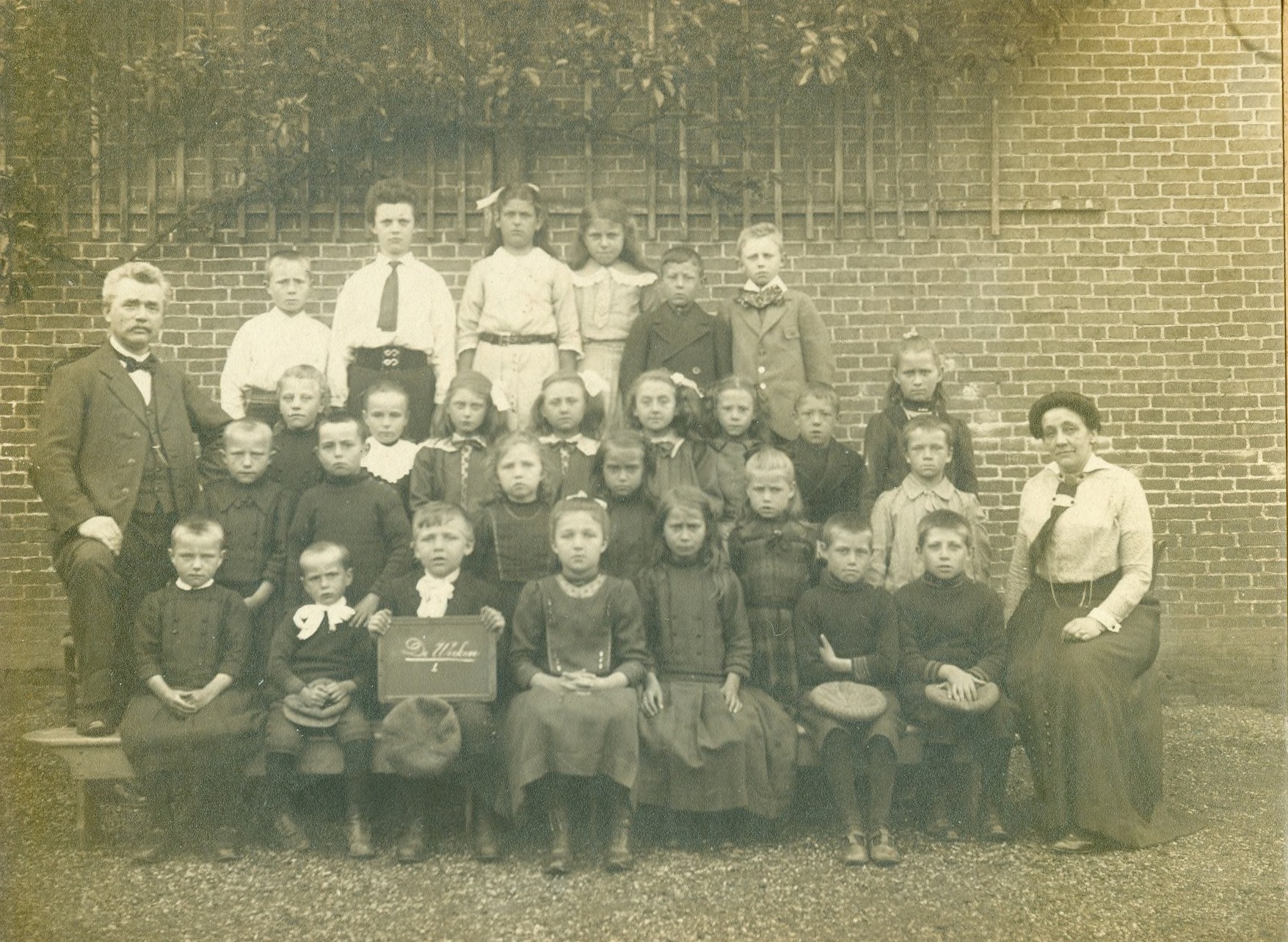 De Werken en Sleeuwijk, Openbare school van De Werken, gevestigd in de Kruisstraat. Links op de foto het hoofd, de heer J. Duyne, ca. 1925