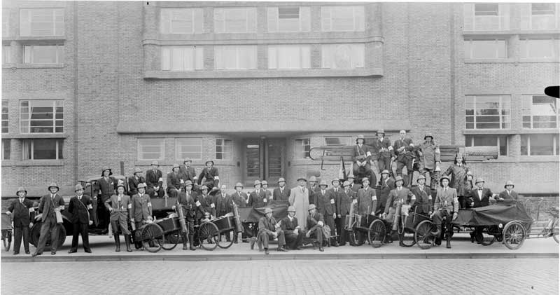 Grote groep LBD-medewerkers voor het gebouw van de Koninklijke Teken Academie aan het Duhamelplein, 1941 (Foto: Fotopersbureau Het Zuiden. Bron: Erfgoed 's-Hertogenbosch, nr. 0014892)