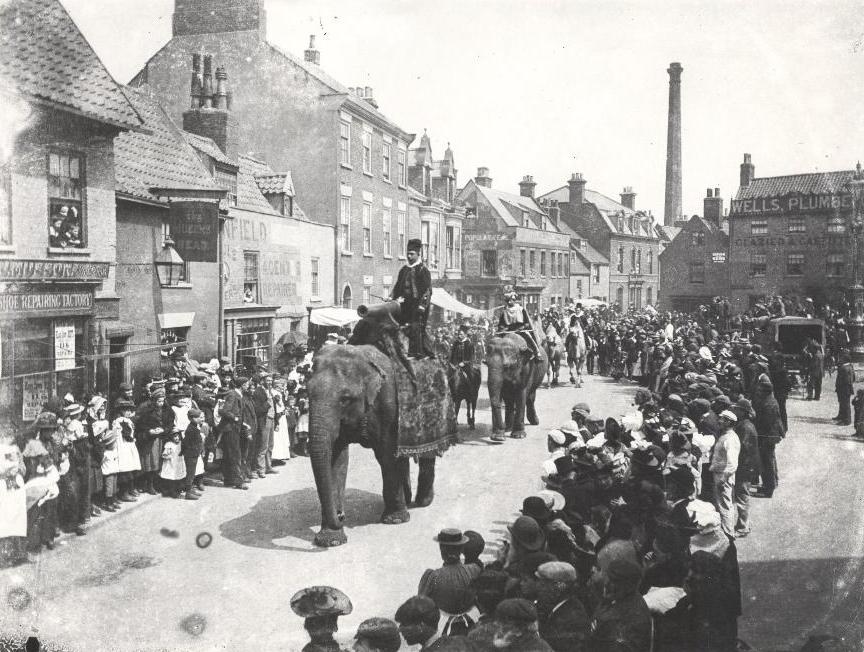 Parade van Circus Sanger in Beverly, 1901 (bron: East Riding Archives via Wikimedia Commons)